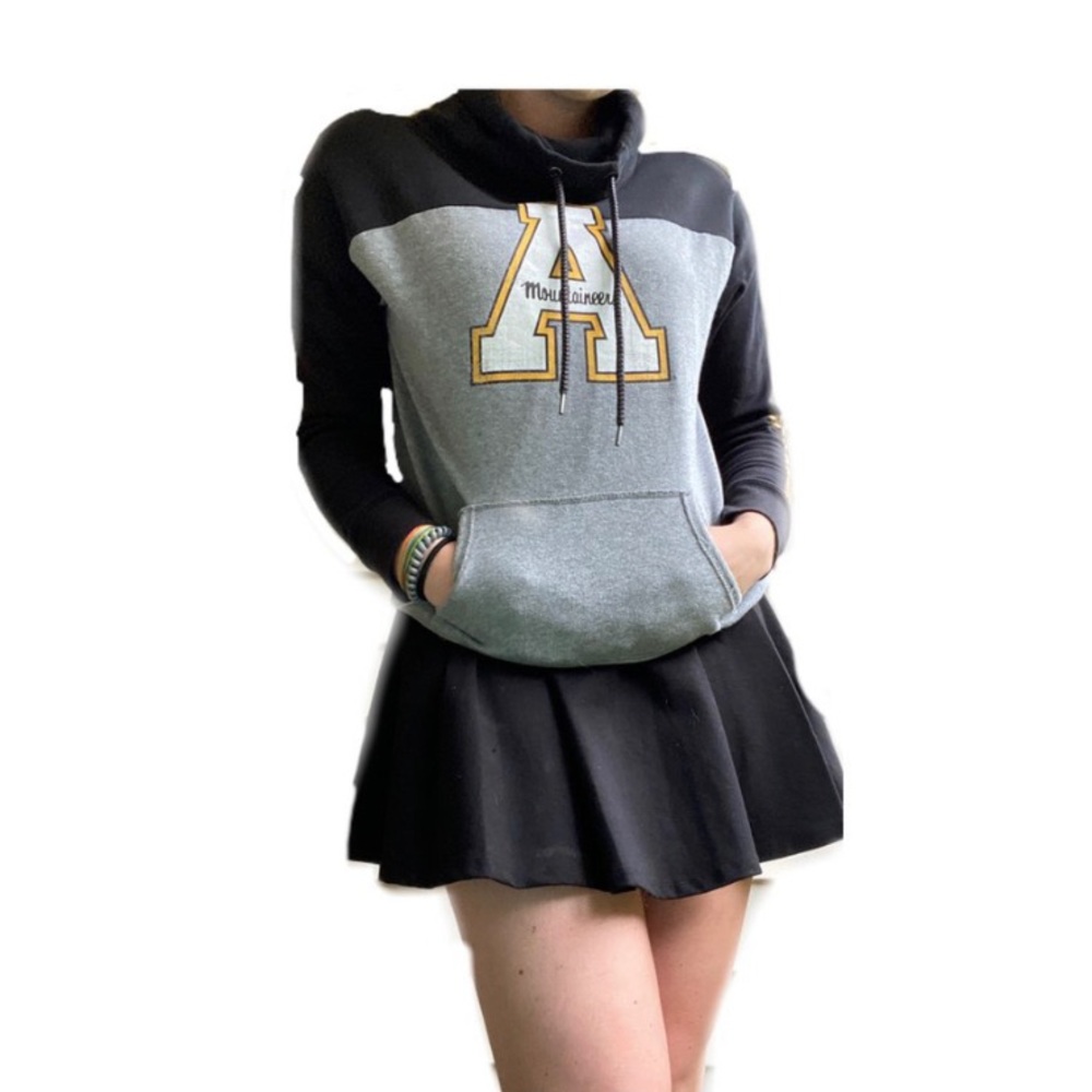 App state sweatshirt, perfect condition.